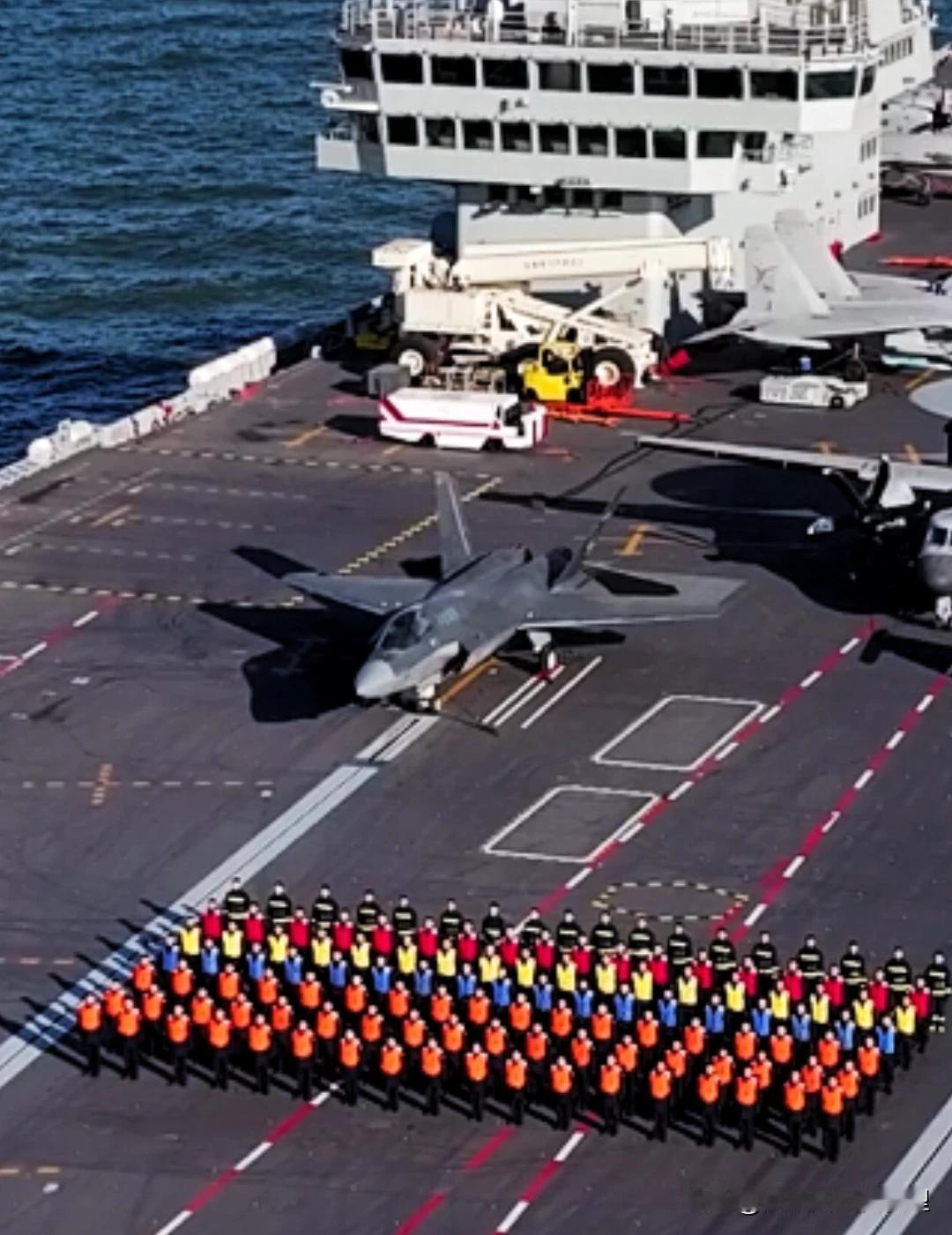歼-35换涂装了！福建号舰载机“新年贺岁装”引起广大网友热议，这颜色上灰下白，妥