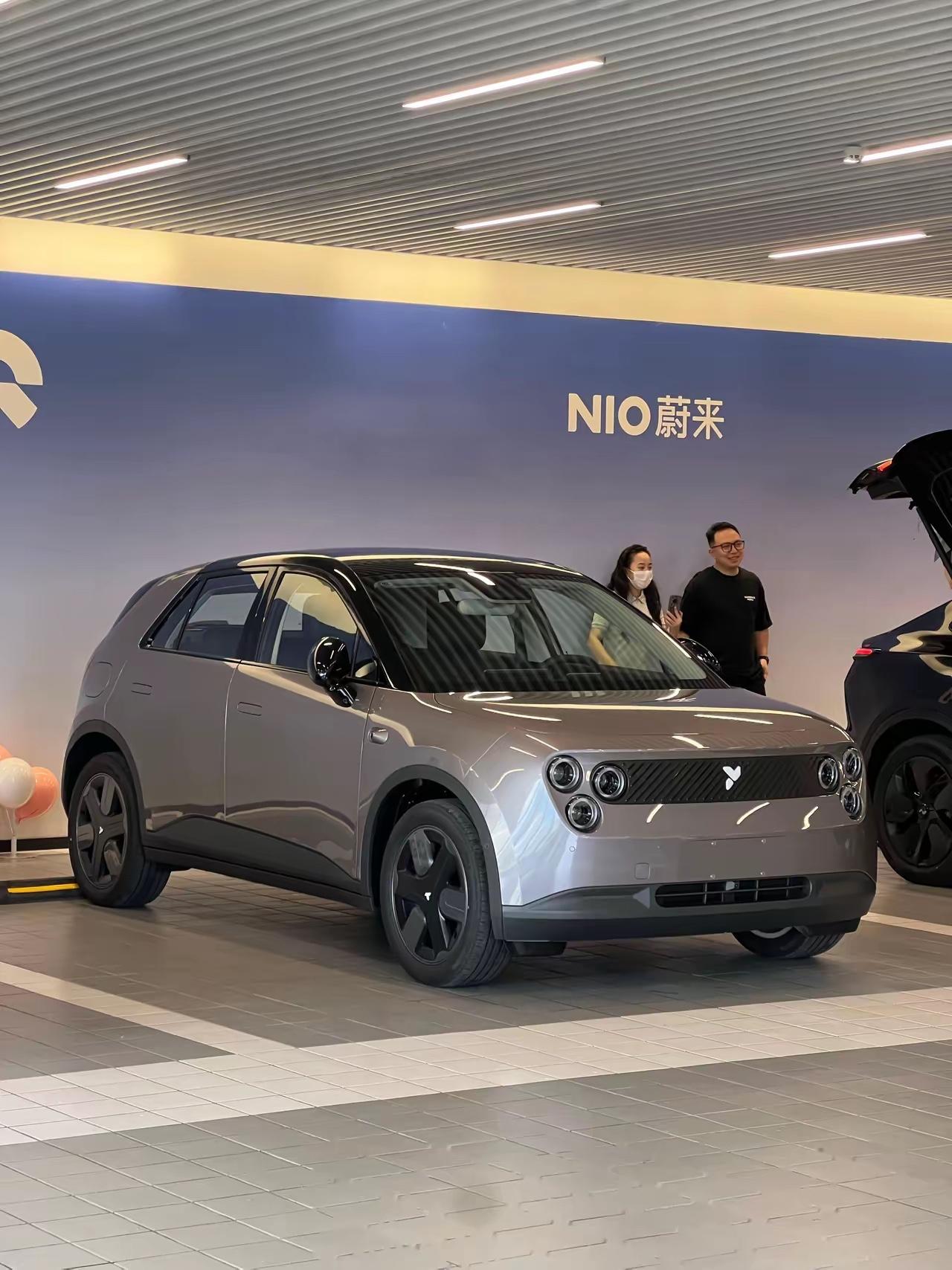 萤火虫11月已经上六千了。连李斌都没想到的销量。店里摸摸开开实车，算算电池金