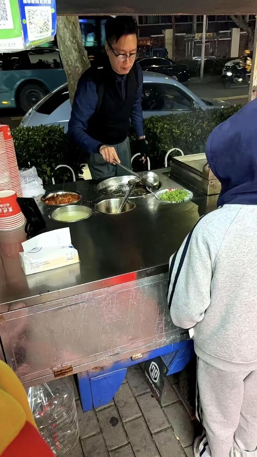 今天在青岛看到一个穿着西装打领带的大爷在摆摊,手机扫码时我手抖了。他摆在理工大学