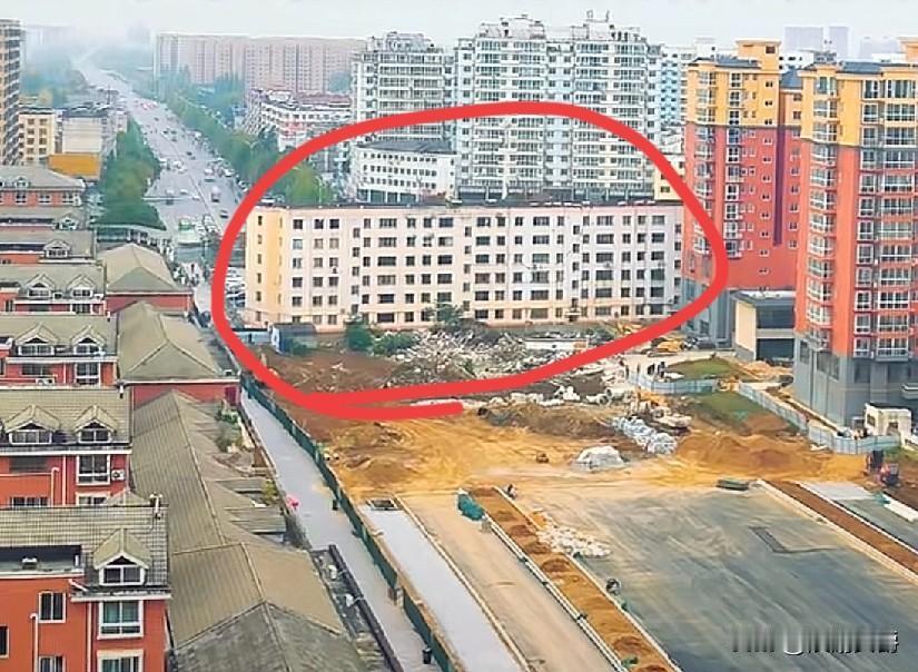 朋友们！你们来说说，如果是你家你搬走吗？我们小区旁边修路，一条又宽又直的柏油