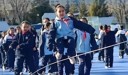 中国发展到了什么程度？中国经济规模现在稳坐全球第二把交椅，这事儿不是吹的。20