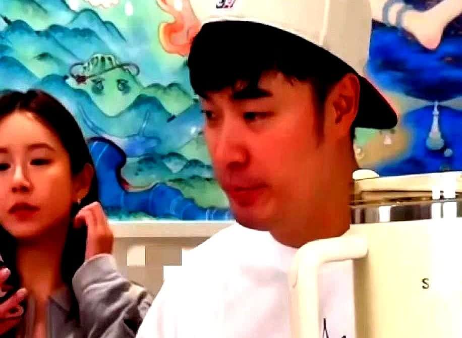 陈赫在直播时，有网友问他：“你怎么不去看鹿晗演唱会啊？”陈赫：“他这个人不行啊，