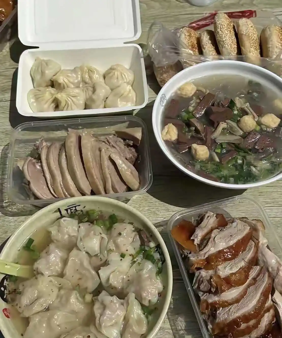 都说你见多识广，那你根据图片美食，猜猜她在哪里？