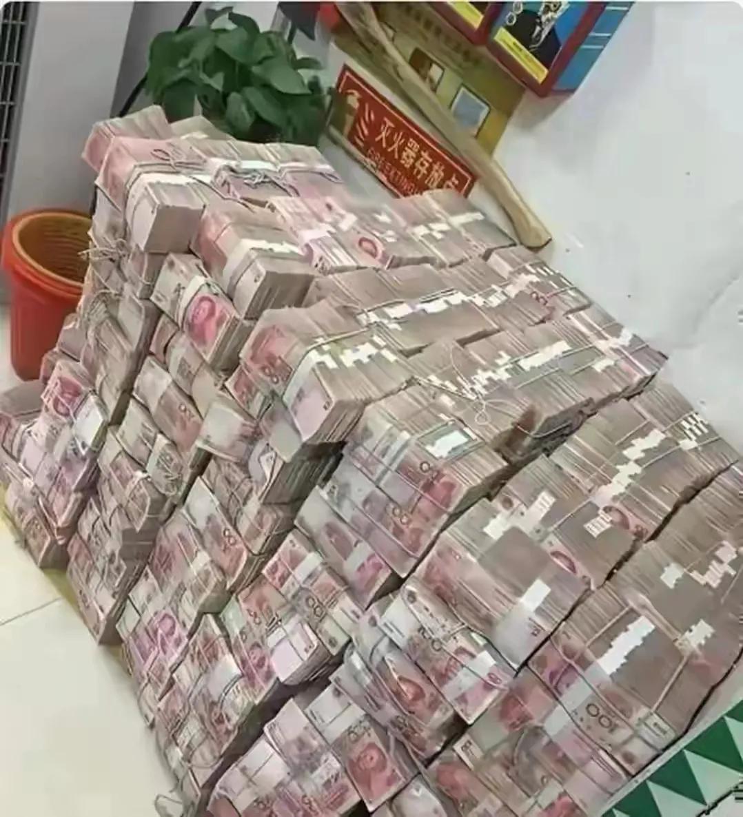 那些贪赃枉法捞黑钱的，真是把自己活成了笑话！钱堆在家里发霉，银行不敢存、商