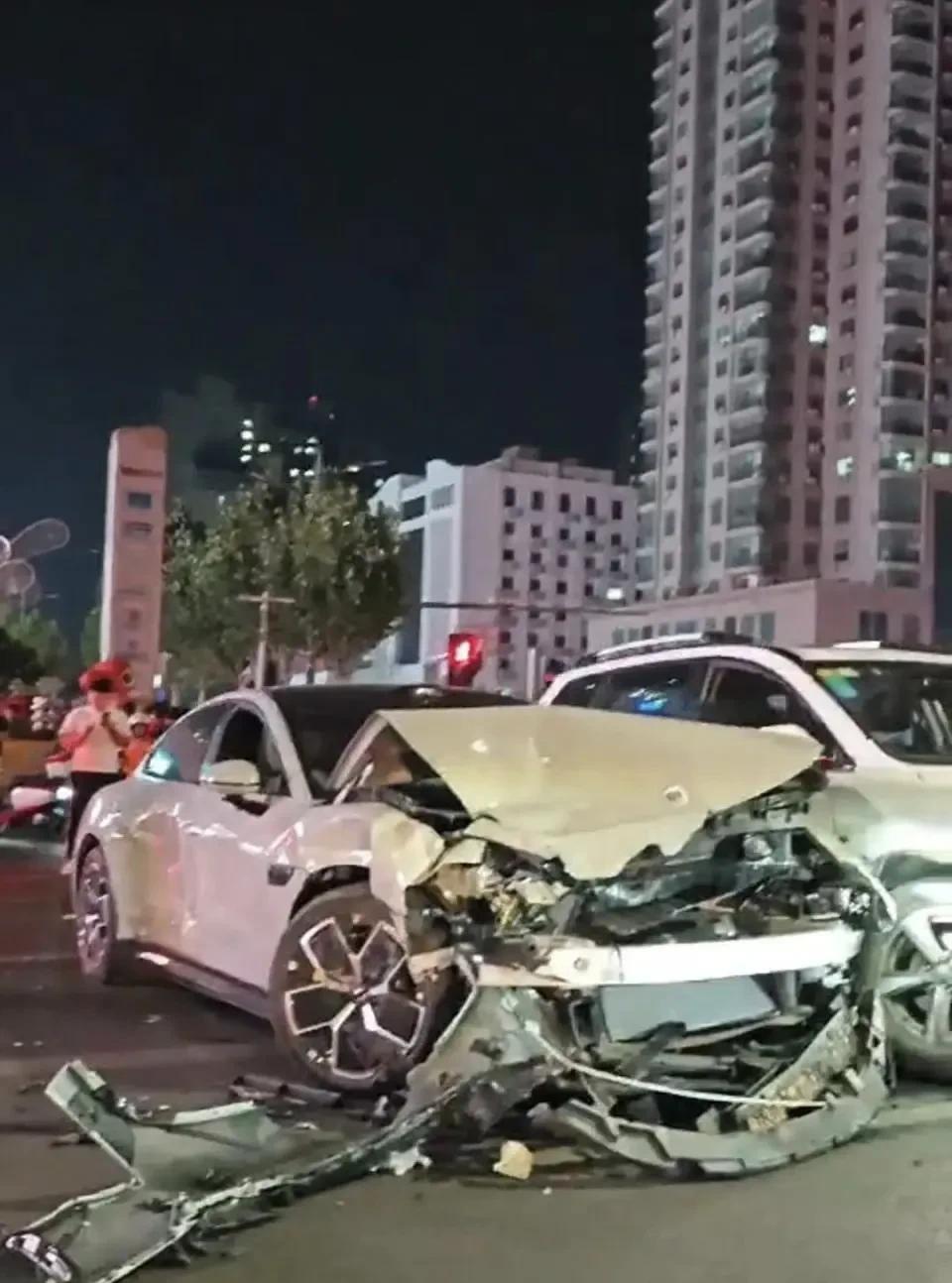 现场一片狼藉！6月11日晚，郑州市桐柏南路与陇海西路辅路十字路口处，发生严重交通