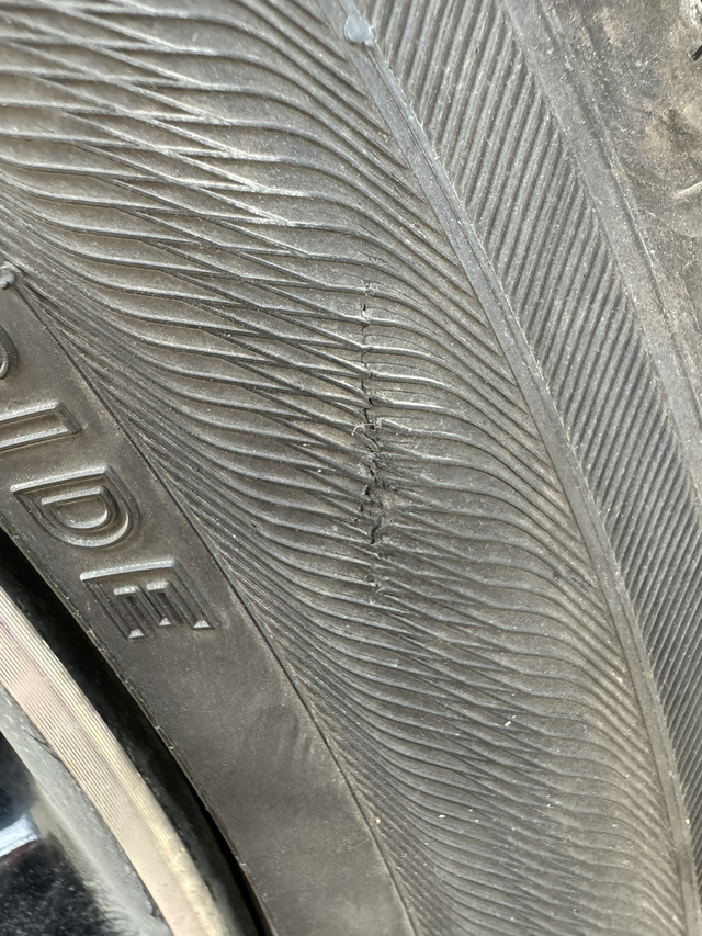 十一代思域轮胎才2万公里要轮胎了平常不怎么开，突然发现轮胎这样了，又得换轮胎了