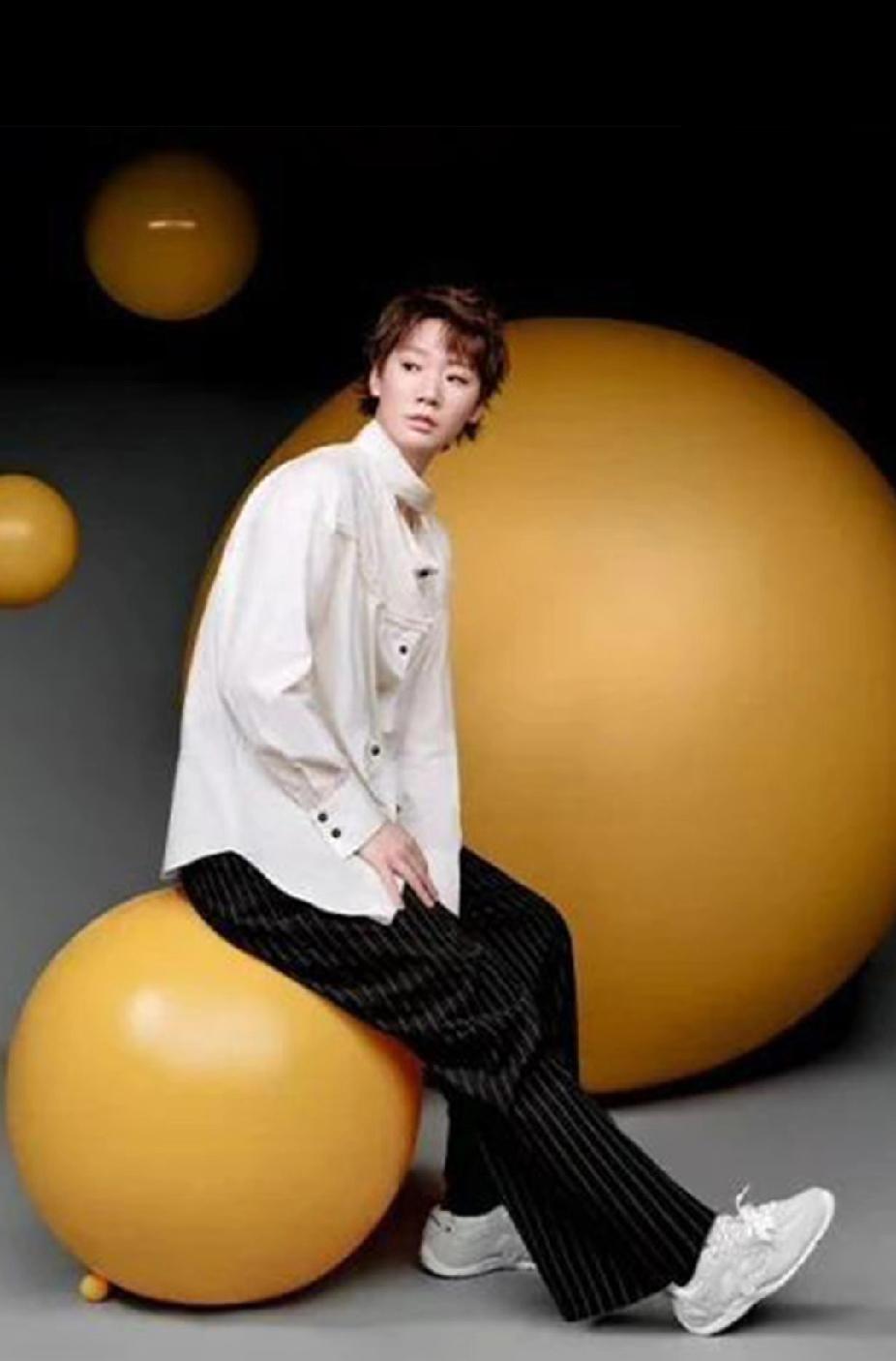 王曼昱这组大片杀疯了！谁懂啊！刷到王曼昱这张氛围感大片，白衬衫搭配黑条纹裤