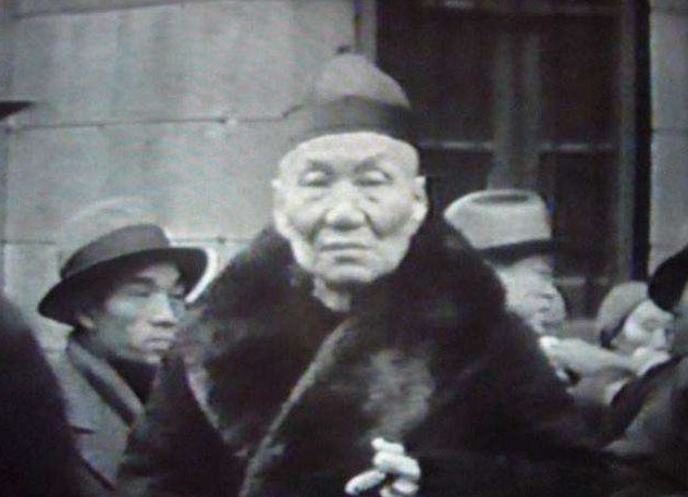 1936年的一天，一个年轻人提着个行李箱，住进了上海滩有名的中央旅社302号房间