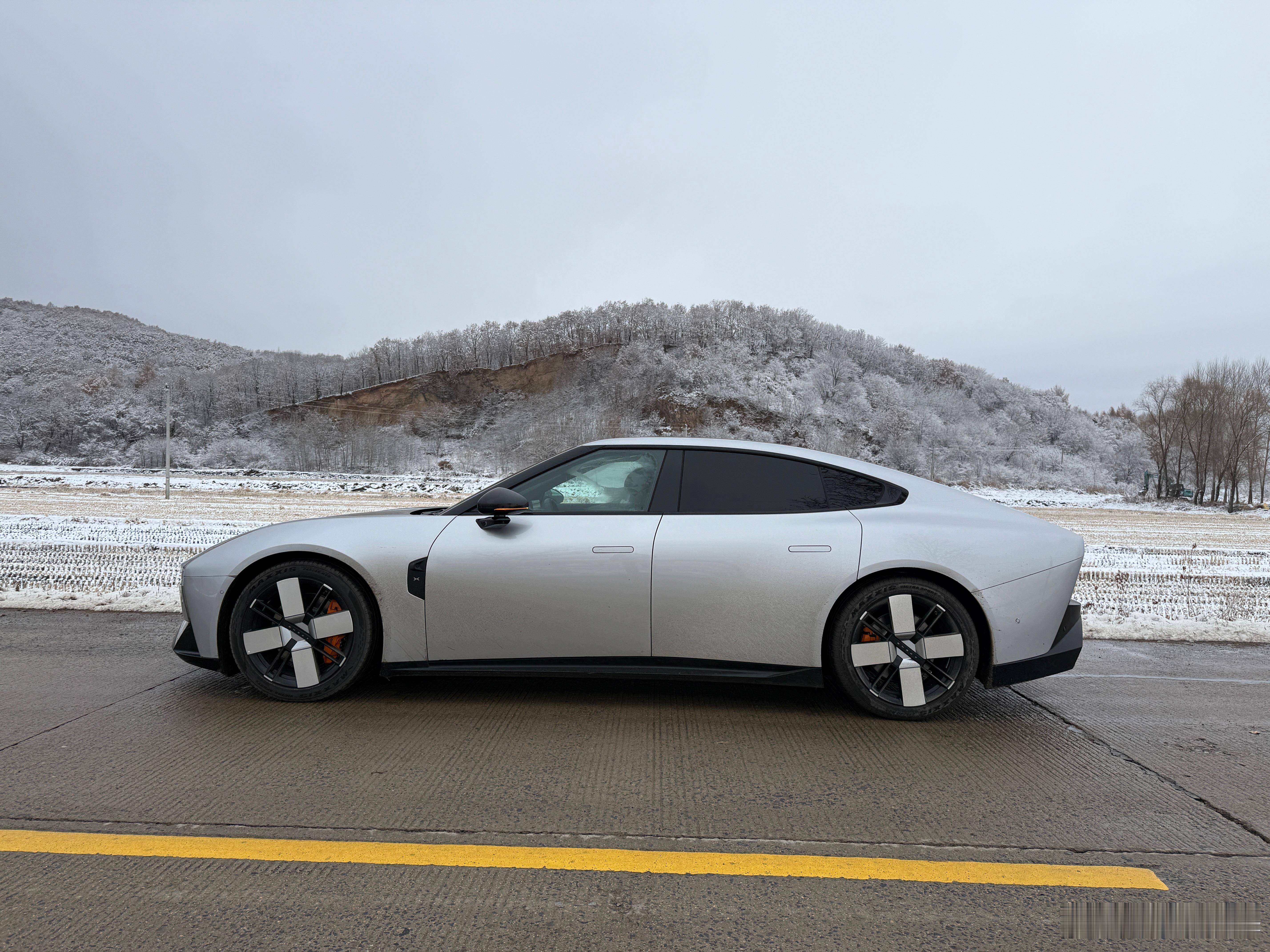 也许是全网第一台开进冬天的小鹏P7​​​