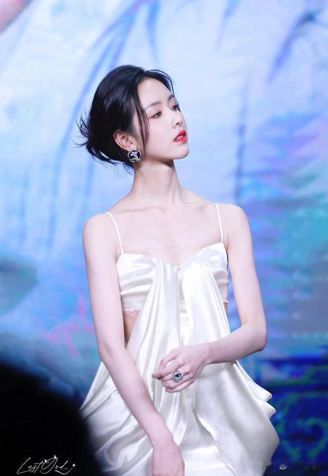 我一个女性朋友线下见过陈都灵回来就跟我说了一堆大实话你可千万别去线下看她，不