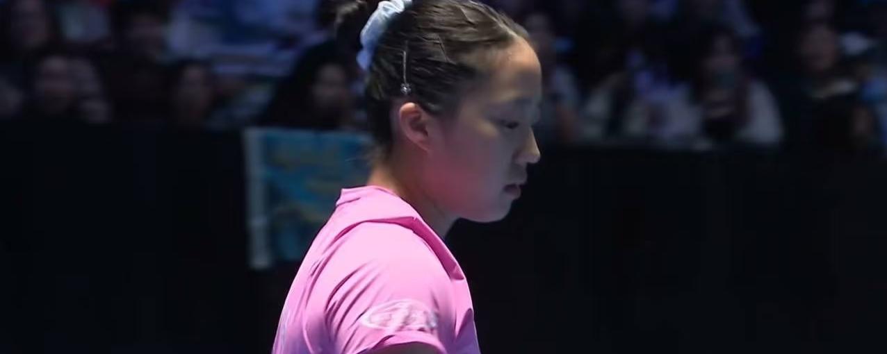 王曼昱前两局只让对手得了一分，太强了，韩国乒坛第一美女也只能摇头叹息