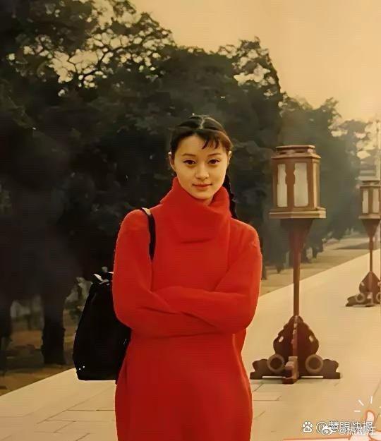我认为年轻时候的吴越不逊色于蒋勤勤，图一是年轻时候的吴越，图二中穿红色衣服的美女