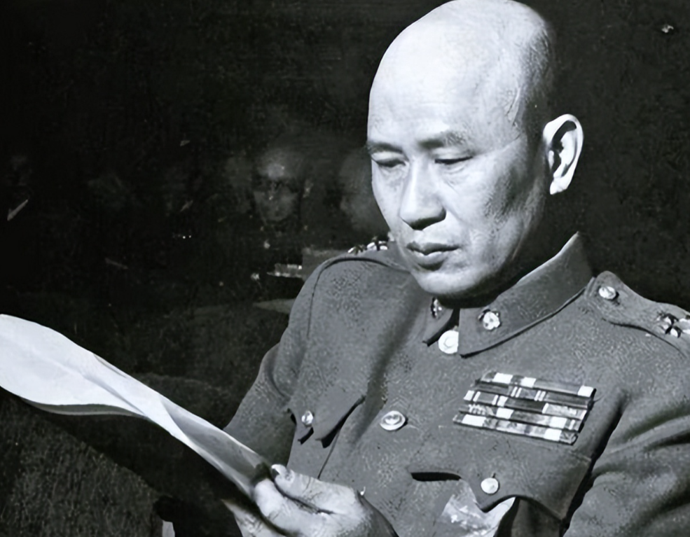 1948年，为了让蒋介石放心，白崇禧逃往台湾的时候，竟然将家人跟朋友都带去了，某