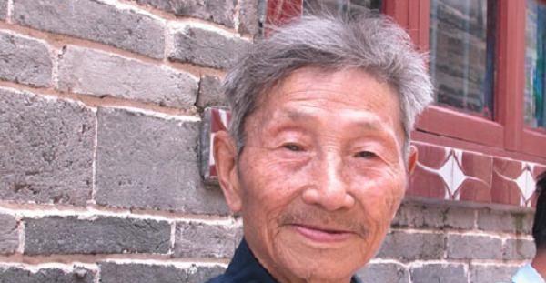 1979年，一位老人为了证明自己是老红军，不顾危险在北京拦下一辆军官的车，眼看