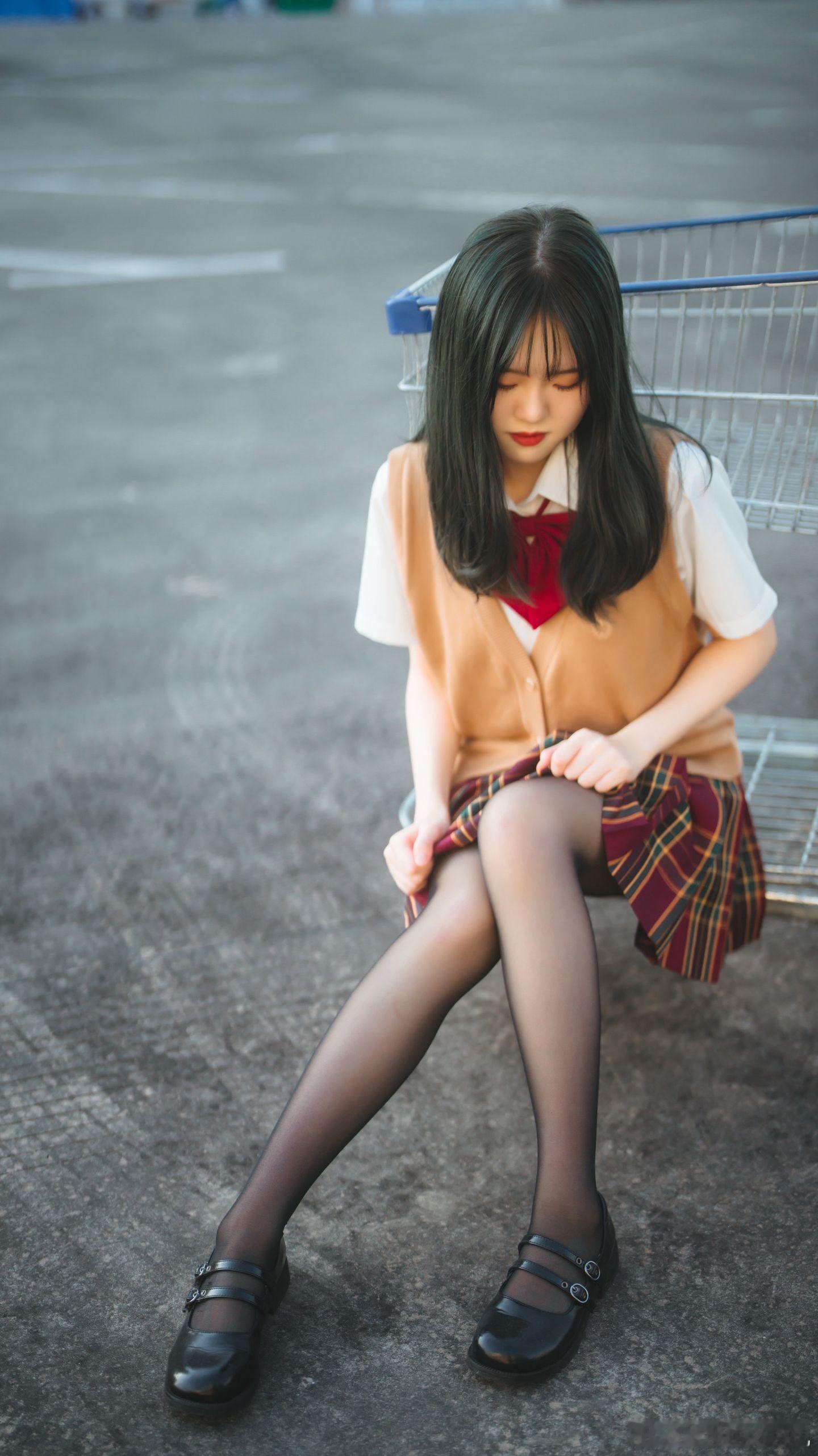 jk私影JK女孩户外拍摄美女绘梦长廊