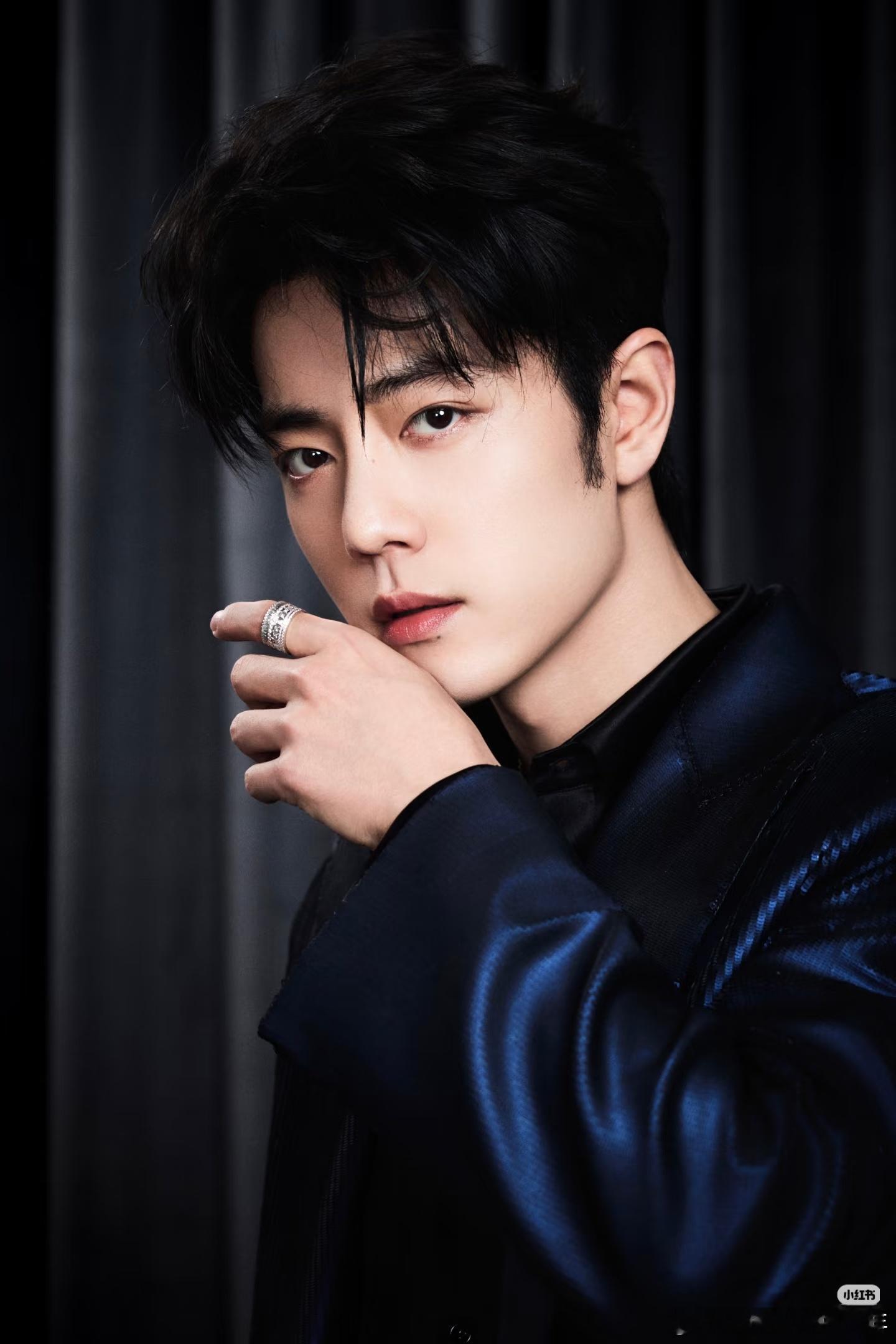 肖战Gucci专属定制肖战微博之夜第二身造型是真的帅气，这身量身定制的面料不