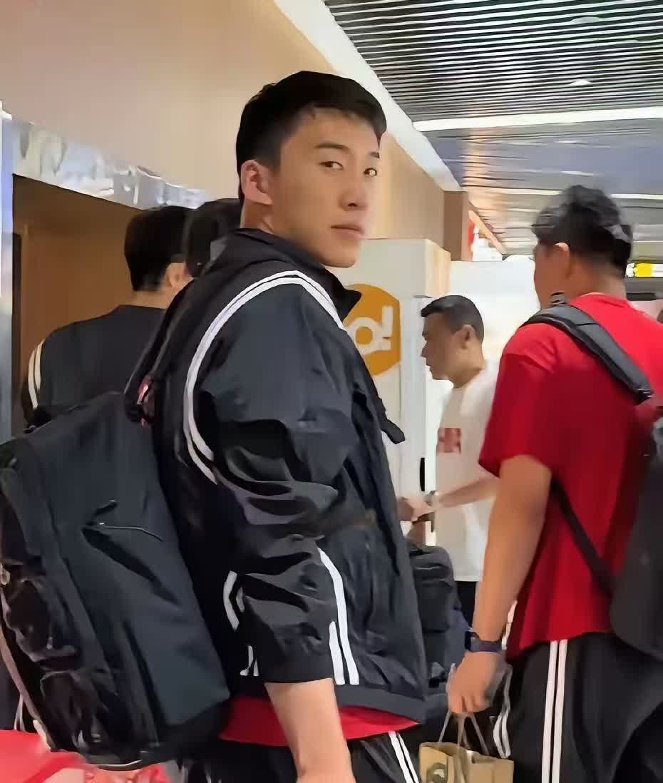 真的好家伙！王俊杰这波操作太提气了！没直接回美国报到，而是先跟着国家队回