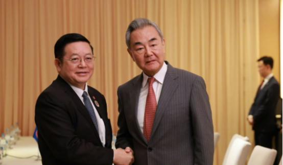 高规格安排中国。当地时间7月21日，中国外交部长王毅抵达菲律宾马尼拉，在现场受到