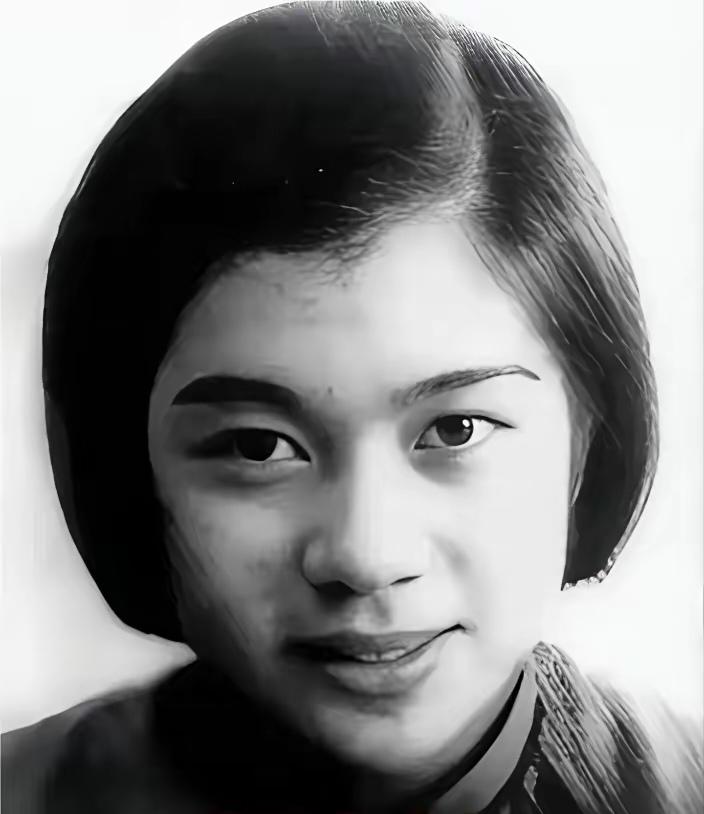 1942年，女地下党罗文坤落网，鬼子放她回家，却派特务盯死。她明白，这是要顺藤摸