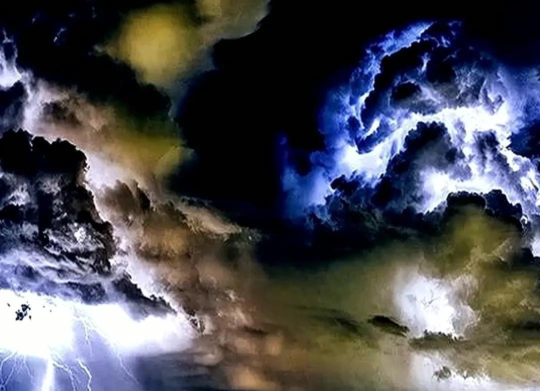 河南郑州又下暴雨了！人们关注的不是隧道灌水，也不是出门就可以看海！而是降水线貌似