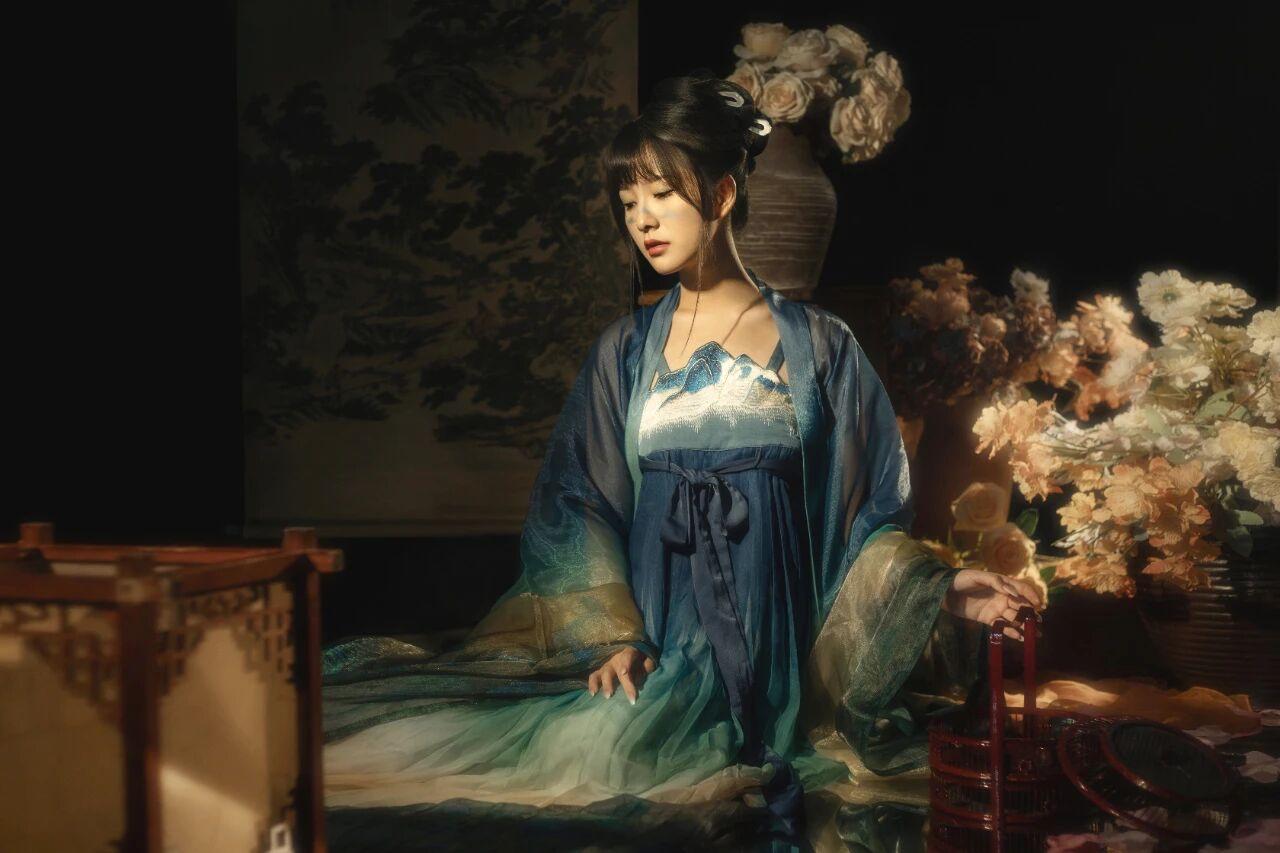 绝美汉服写真｜把少女的气质体现的淋漓尽致这组汉服写真真的太惊艳了！小姐姐穿上蓝