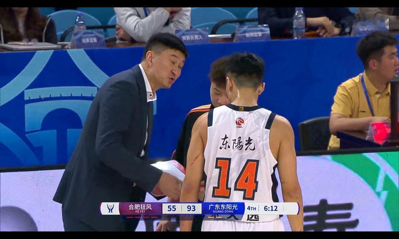 张文逸再被杜锋训斥，三分球都过桥，跟王洪泽配合都生疏球迷对张皓嘉意见大，结果