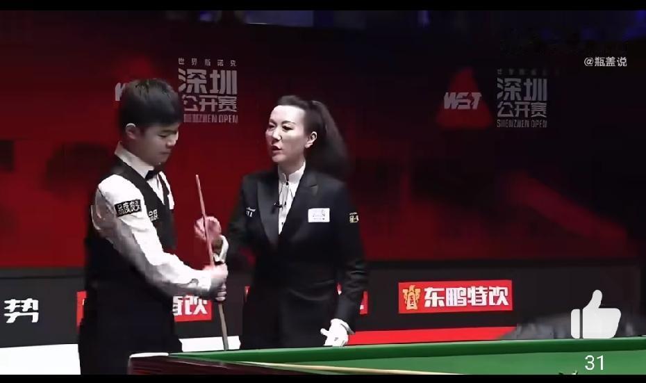 2026斯诺克深圳公开赛两场半决赛的美女裁判真的给球迷留下深刻的印象。当我看到