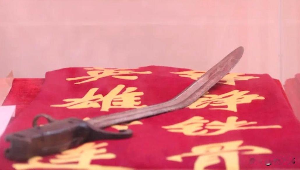 1948年解放战争宜瓦战役，西北野战军战士刘四虎在战壕中与国民党军遭遇。他孤身