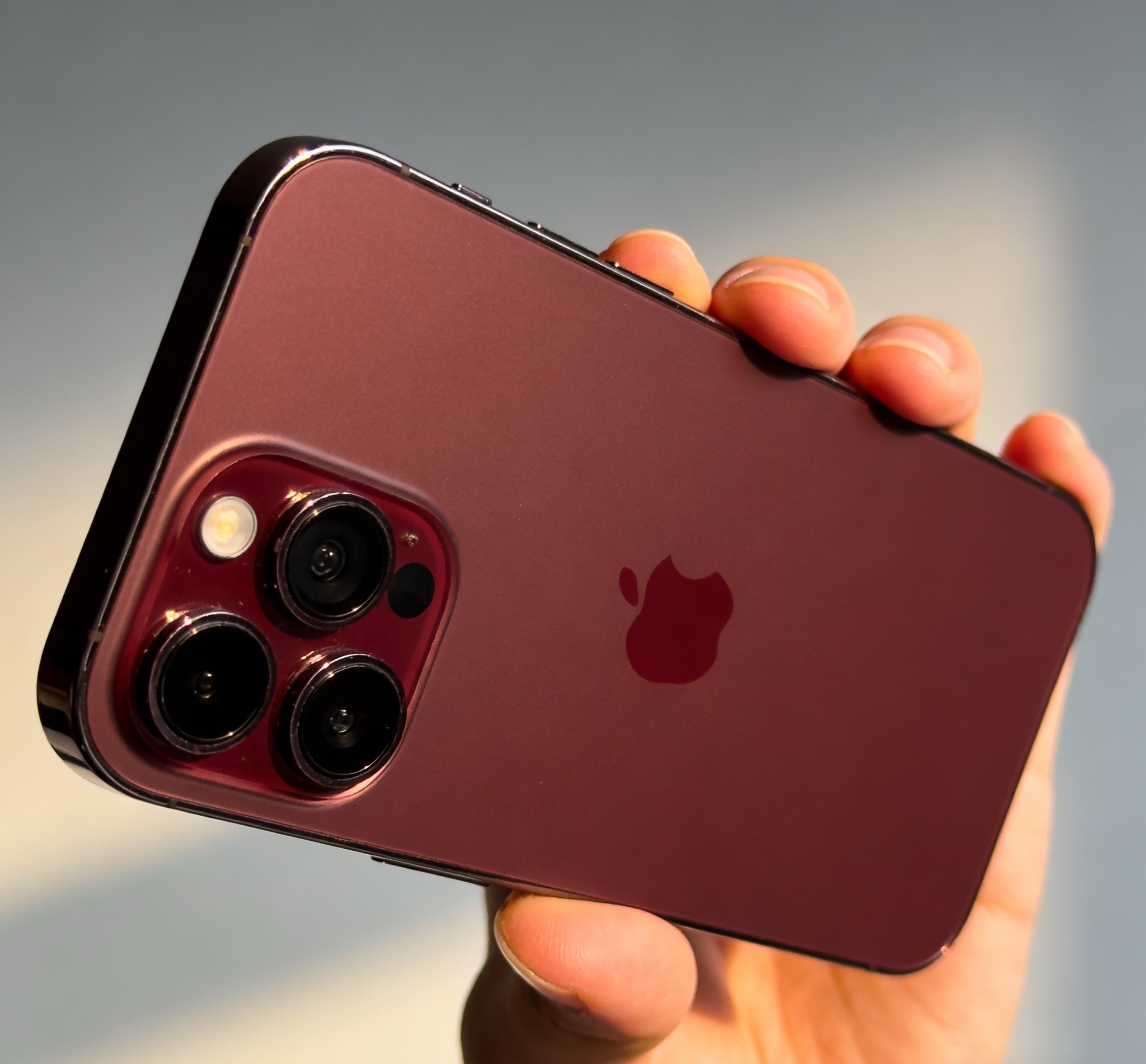 iPhone18Pro深红配色来了，Pro系列终于打破黑白灰金的沉闷。低饱和