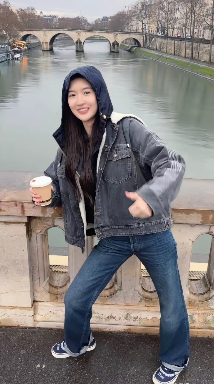 王玉雯塞纳河畔唱告白气球王玉雯抽象到以为她随便找了个水沟拍的原来真的到巴黎呀