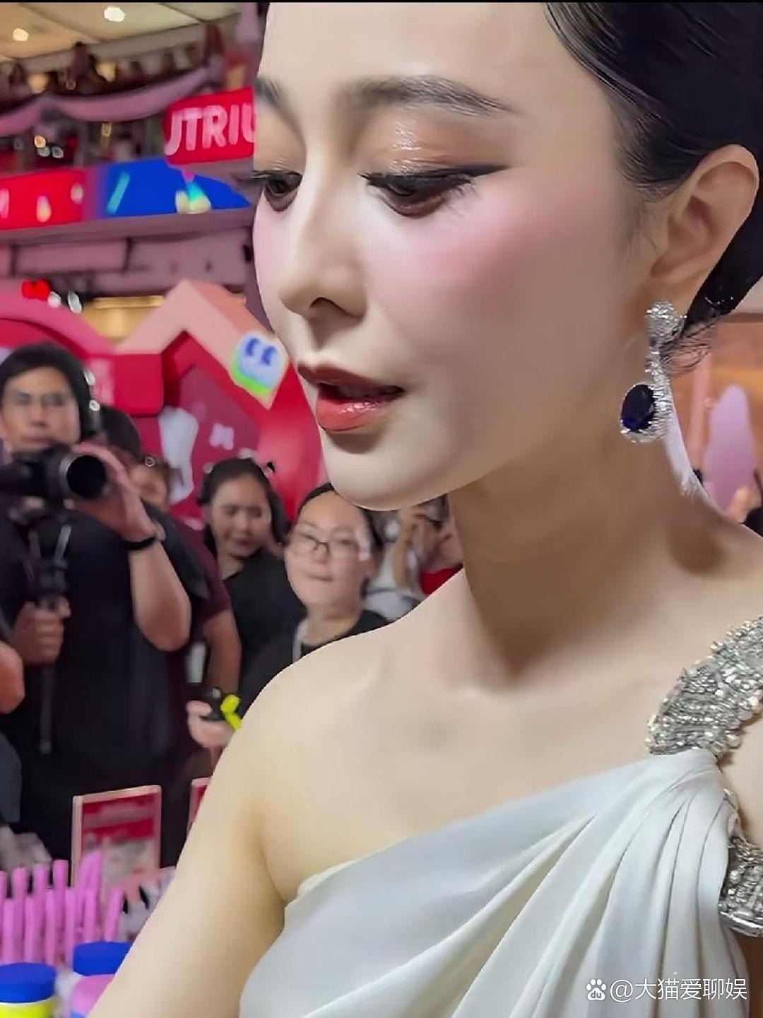第一眼差点没认出来，果然是美人，虽然已经45岁了，依旧美的耀眼。​​​