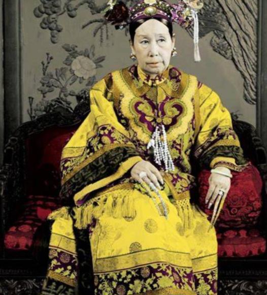 一天，惇亲王得知两宫太后和奕䜣密谋要处死肃顺等八大臣，在大家酒酣耳热之时，当着奕
