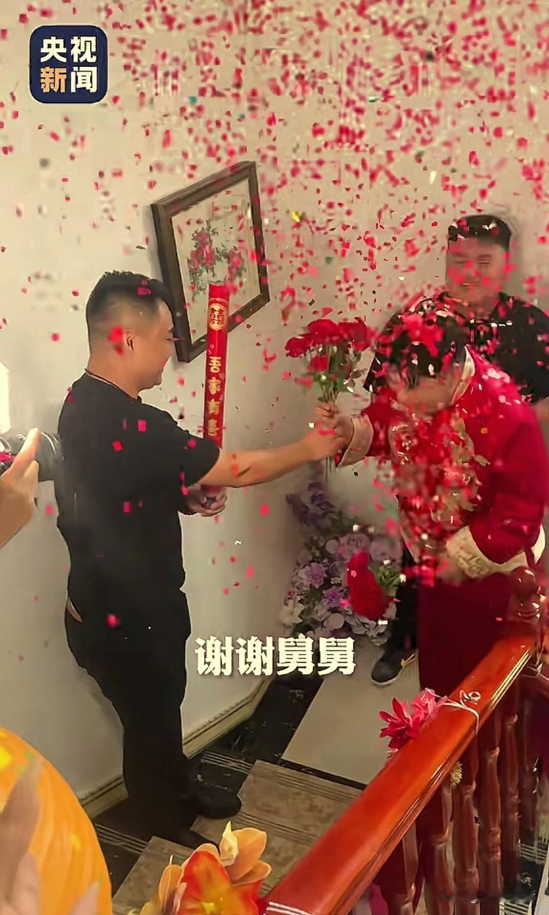 “火到央视新闻了！”江苏，一对新人结婚，新郎接亲时，本以为会打一场“硬仗”，结果