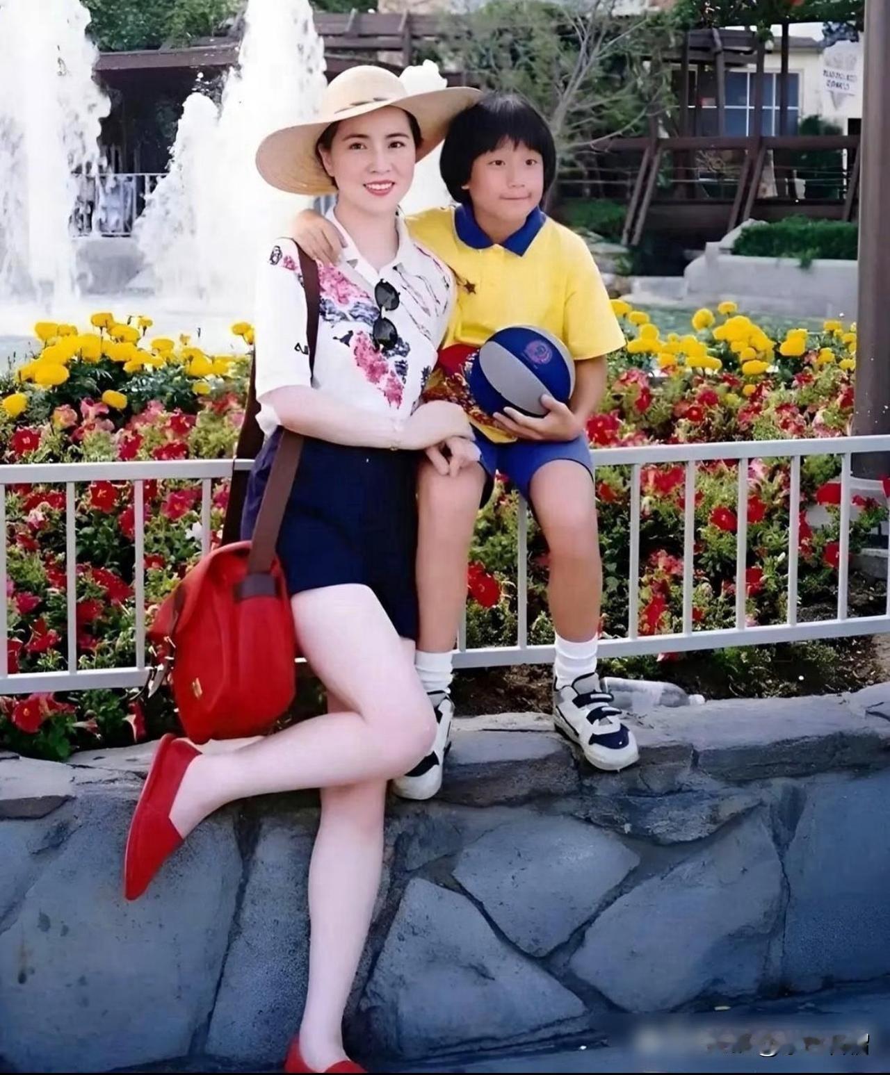 这是1992年成龙的妻子林凤娇和儿子房祖名外出游玩时拍摄的一张老照片。彼时房祖名