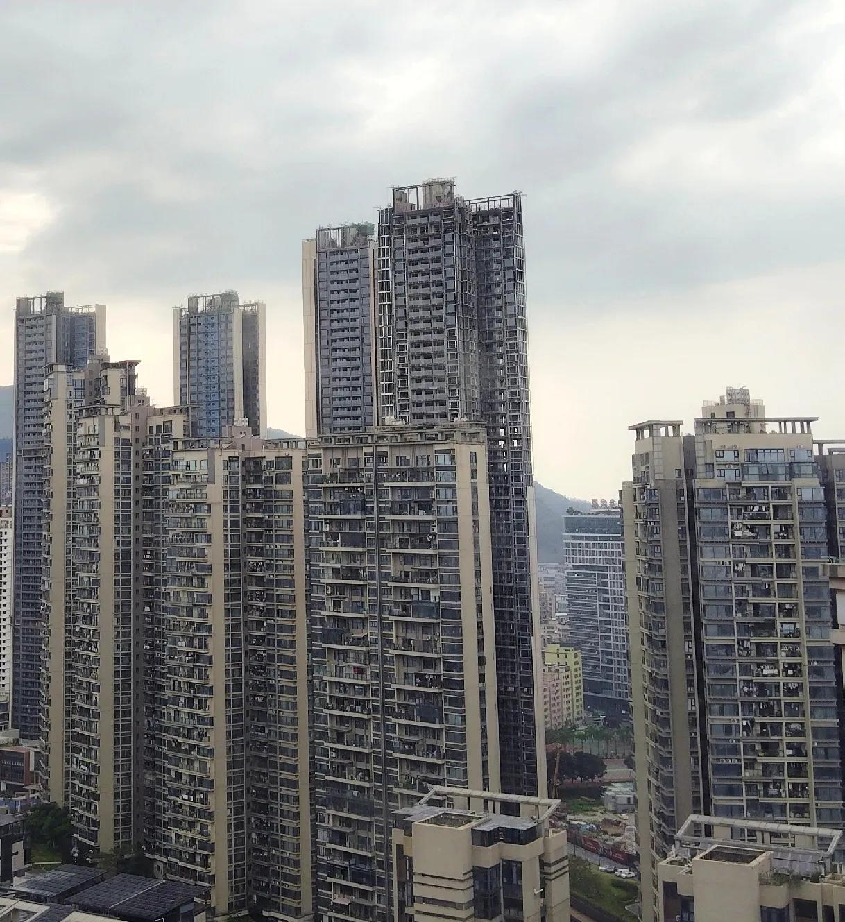 朋友来深圳工作将近20多年，她一直非常努力工作，终于在10年前就买了两套房子，生