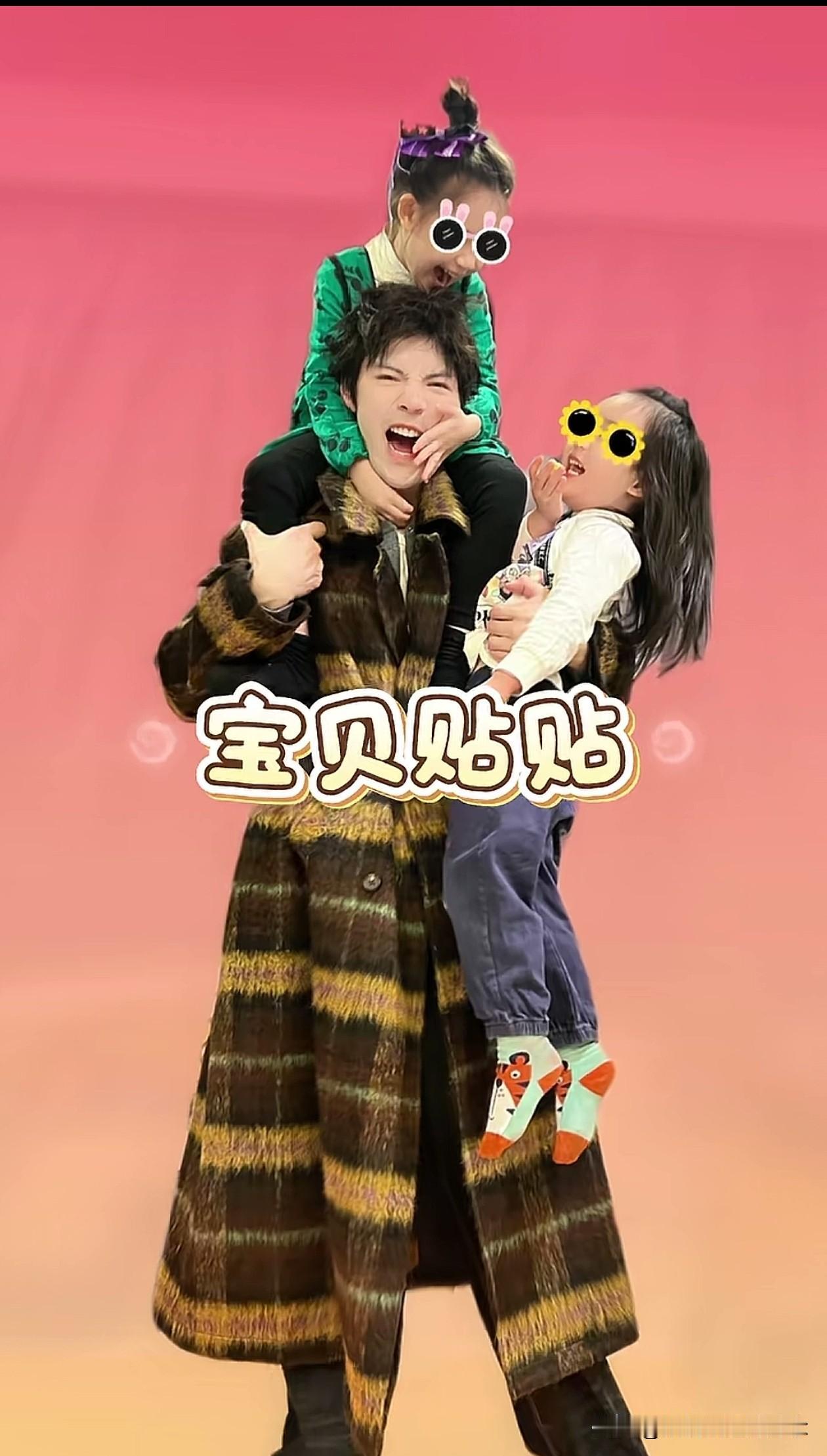 说真的，向佐不搞抽象的时候看着还挺不错，他晒出一家四口的视频，两个孩子和他