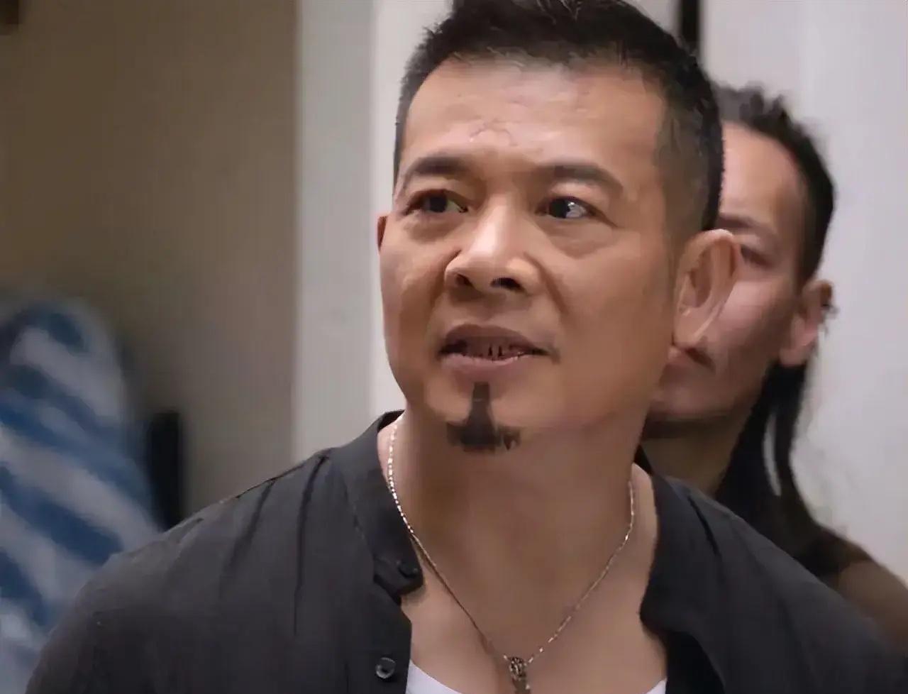 曾在港片里塑造过无数经典反派的吴毅将，如今真的握着方向盘，在国道上为师兄何家劲的