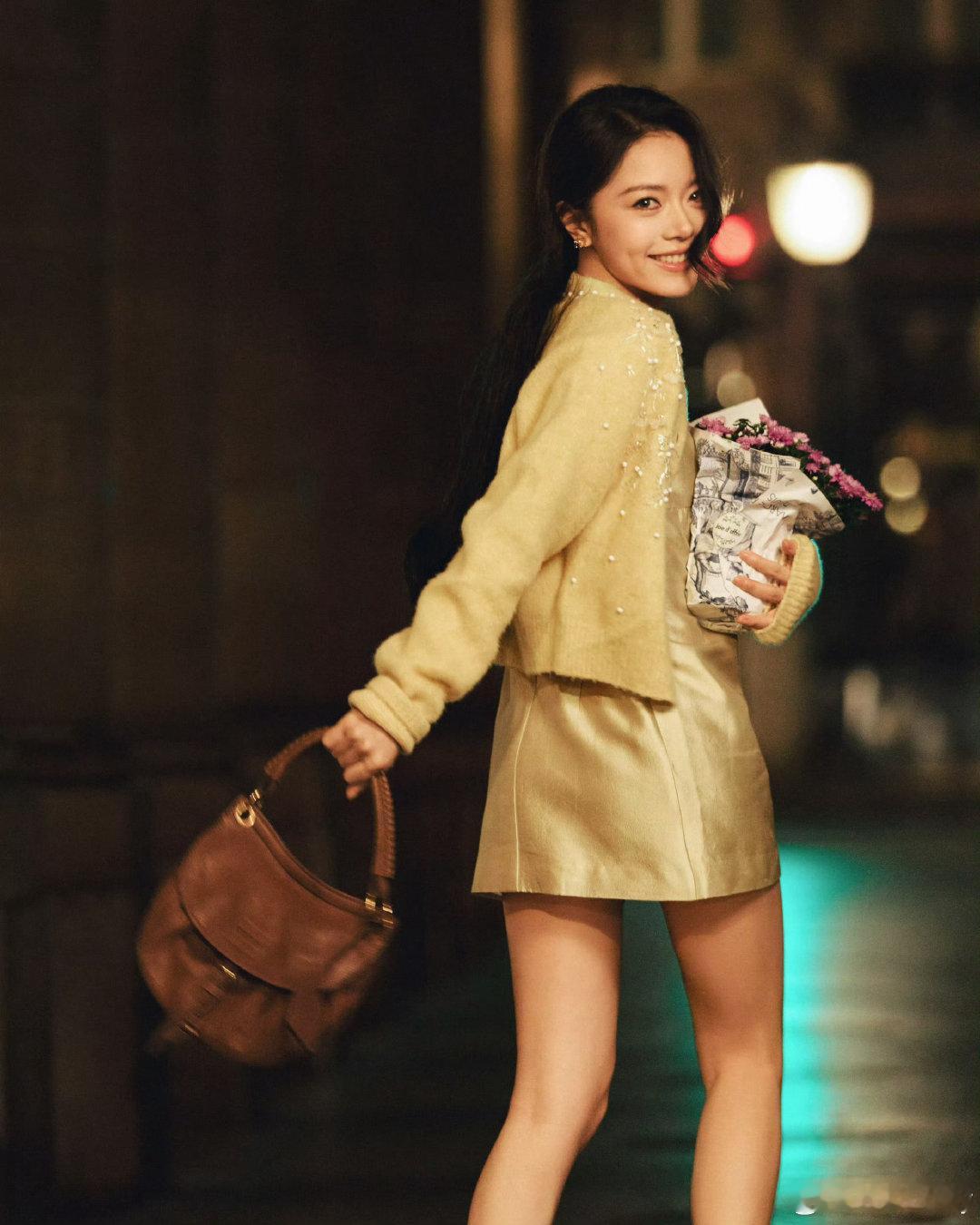 #巴黎时装周#赵今麦MiuMiu大秀大片！淡黄色吊带短裙，外搭缀满珠饰的针织开衫，搭配复古棕色马鞍包