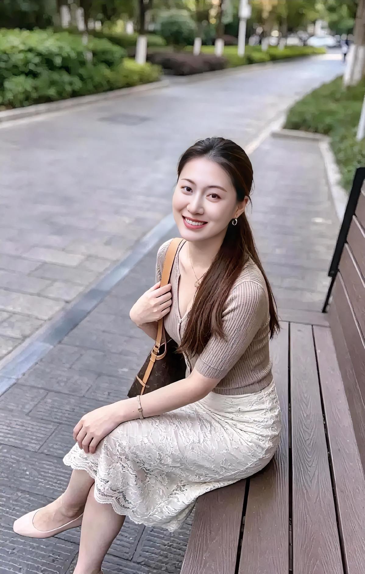 林荫小道，木椅静好。针织衫配蕾丝裙，温柔了时光。浅笑盈盈，如