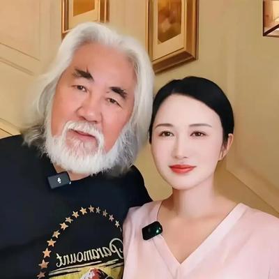75岁还要拼五胎？杜星霖直播间里一句话，让张纪中处境尴尬。8年生了4个娃，最小的闺女去年10月才出生