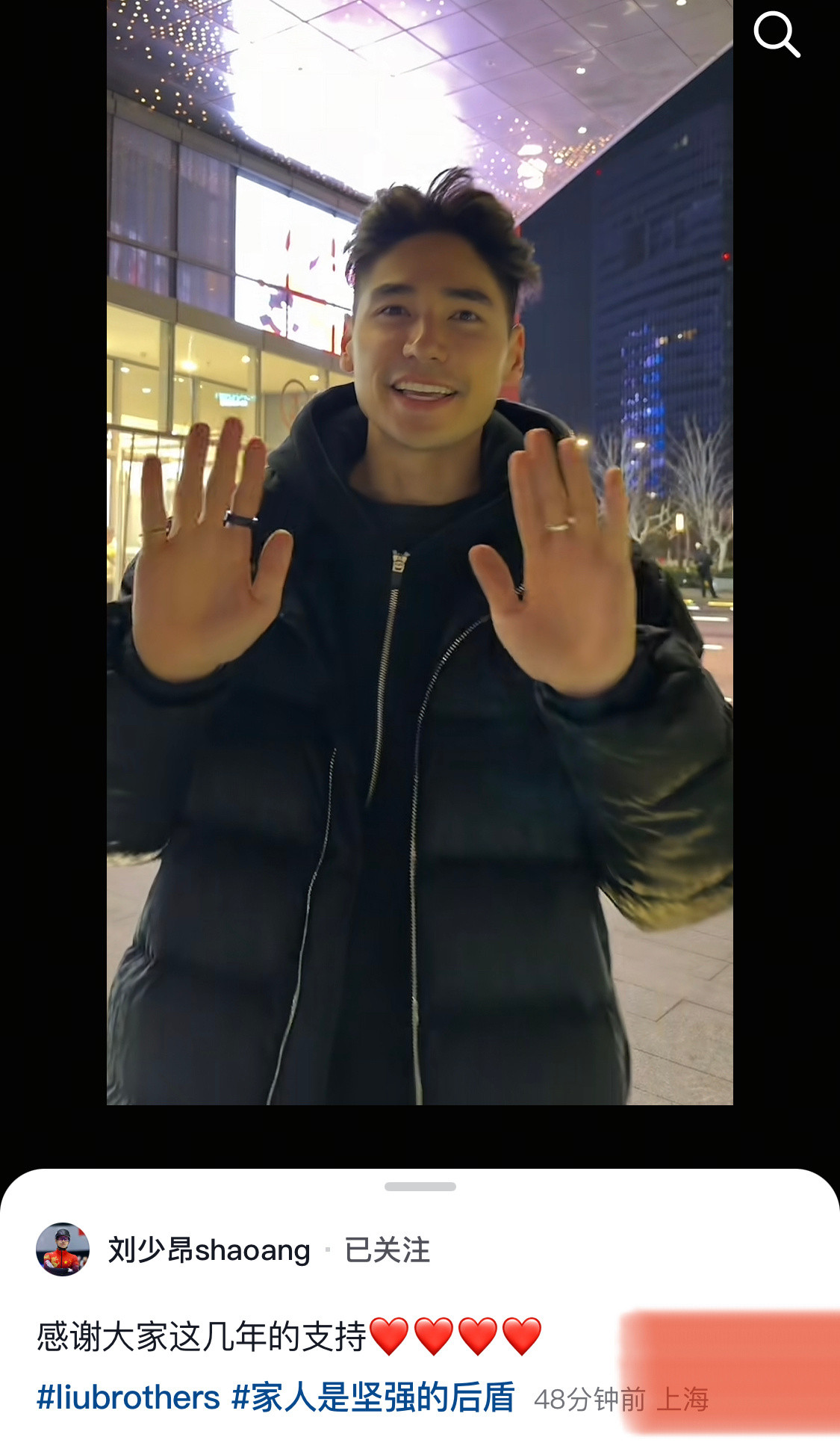 哇趣！小叔子这是也来看F1了。。。（我也要看，但我的票呢）刘少昂