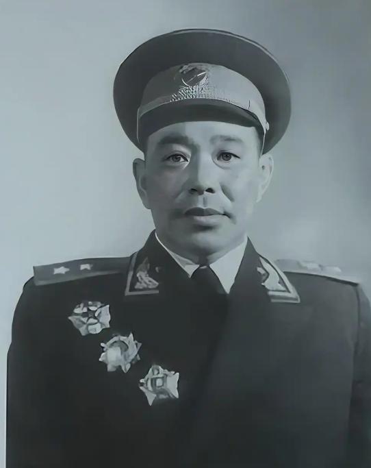 1979年，廖汉生回乡看望亲人，到大女儿家用餐，大女儿当着众人的面向公公介绍：这