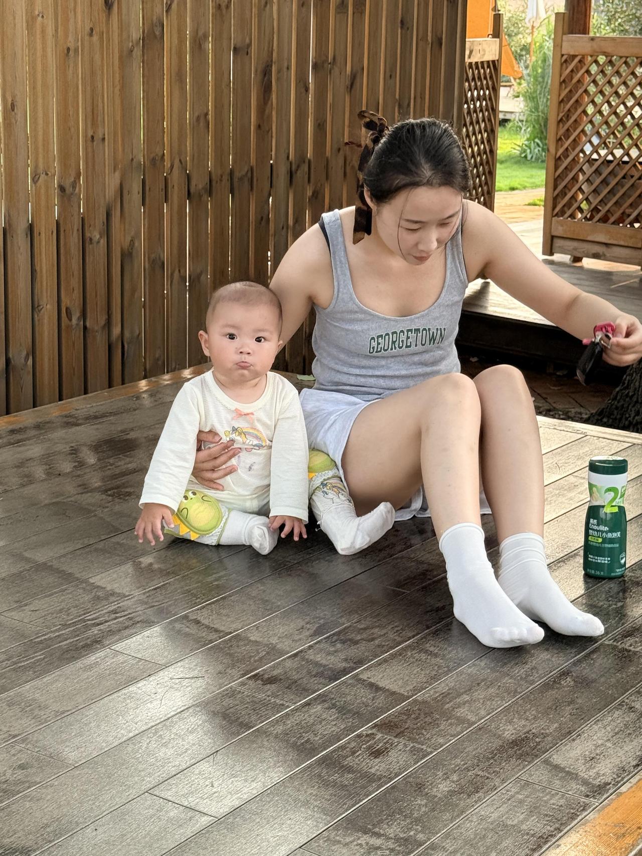 带娃的宝妈，穿着白袜感觉是好温柔的妈妈…月子里穿袜子船袜宝妈宝妈穿搭鞋