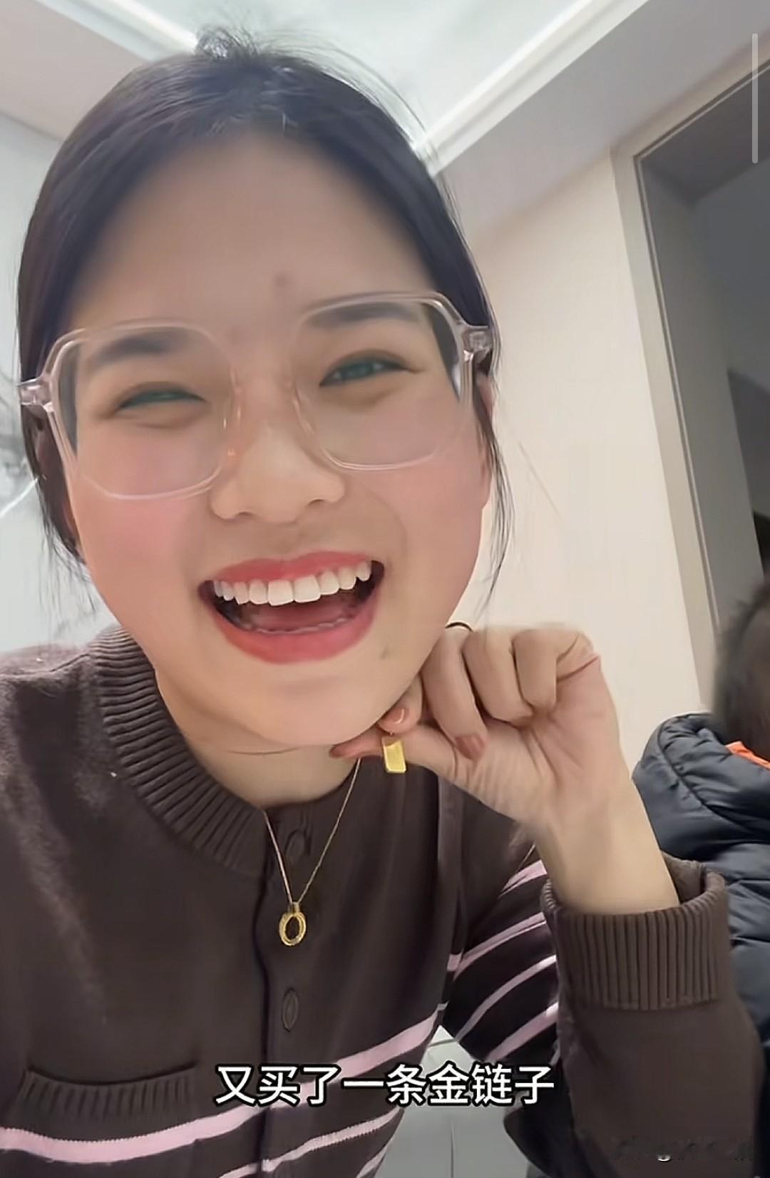 第一次见这样当父母的，拿孩子的压岁钱买东西，相信这也是很多人的经历。母亲把孩子