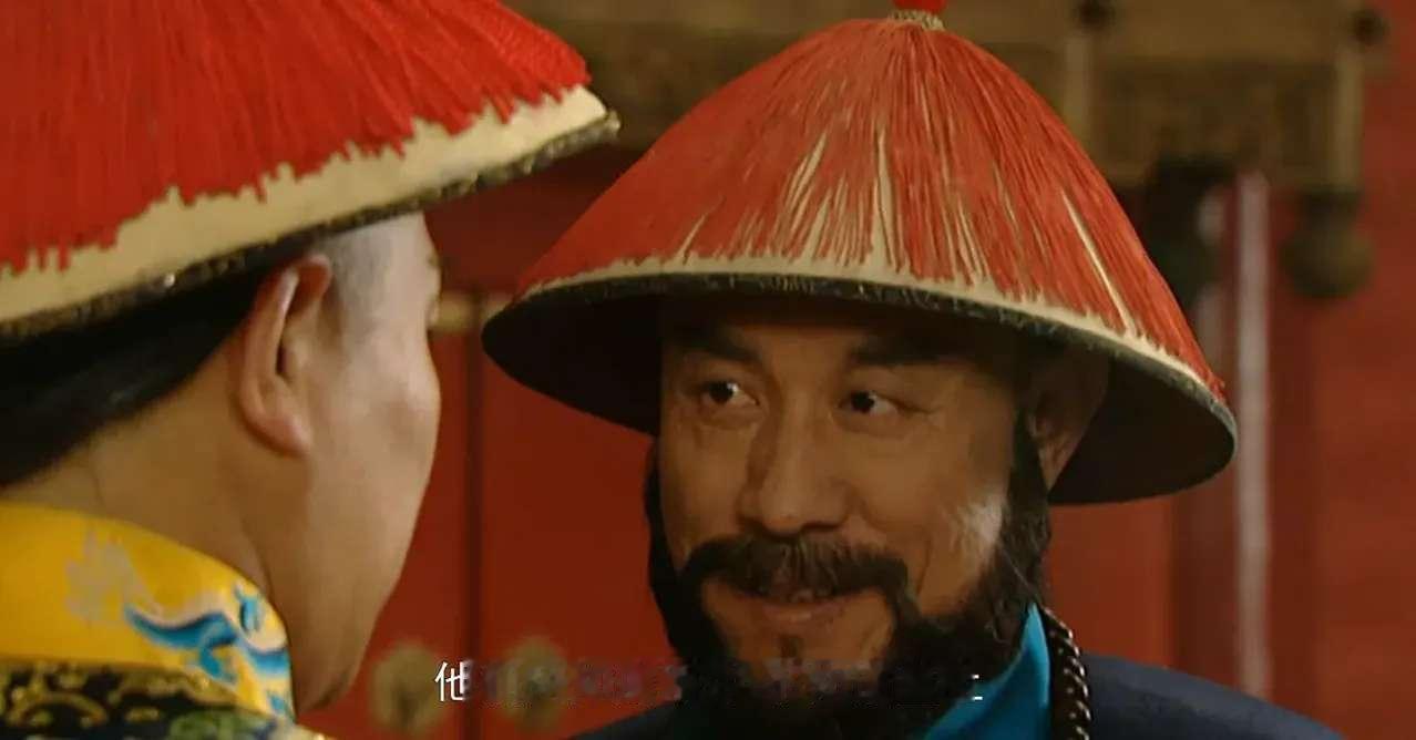 一天，年羹尧端坐轿中，不一会就下起了鹅毛大雪。他见抬轿的官吏双手冻得发紫，突然下