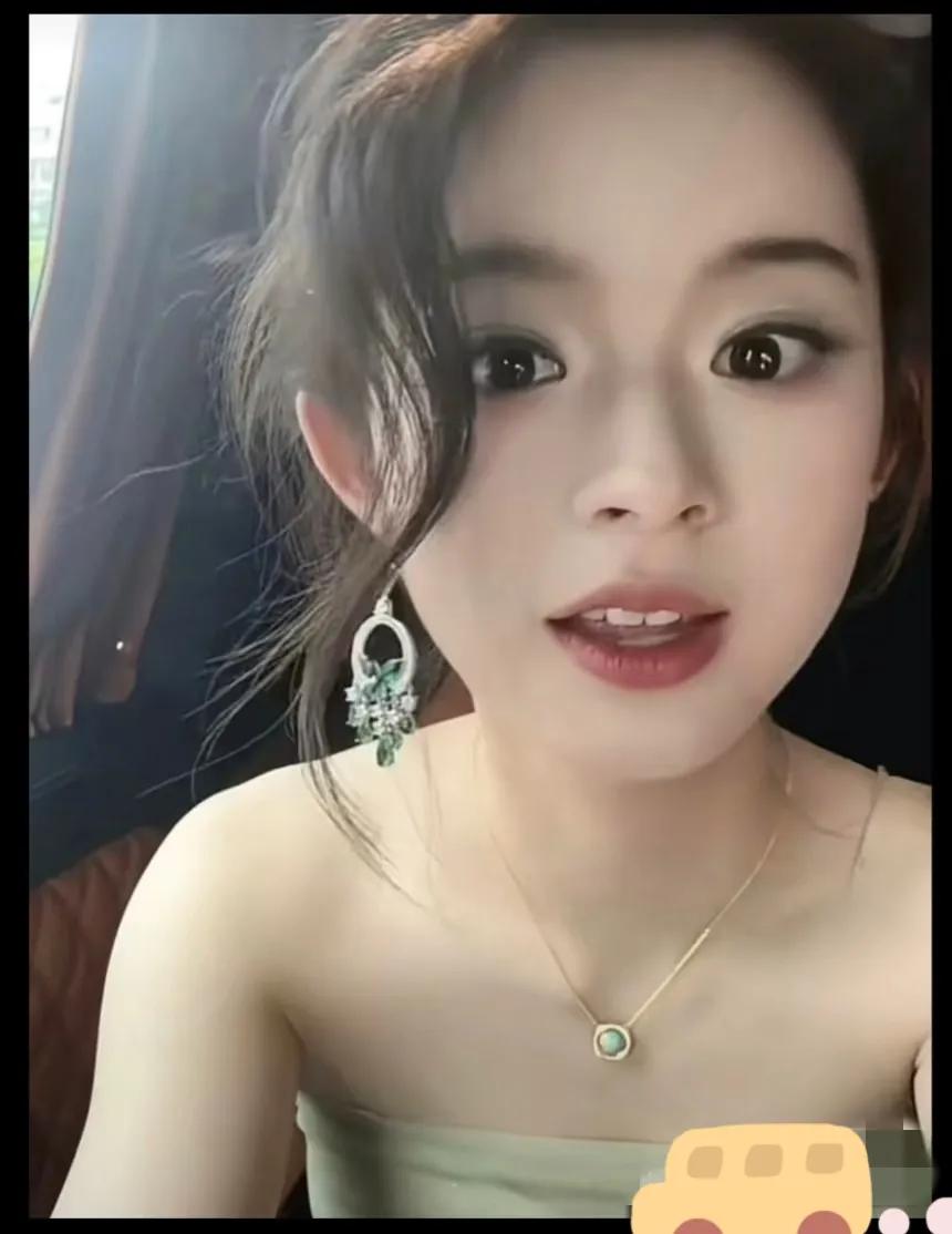 黄杨钳甜现在貌似打了翻身仗呀！现在说她那对耳环是冒牌货，是玻璃材质仿制品！