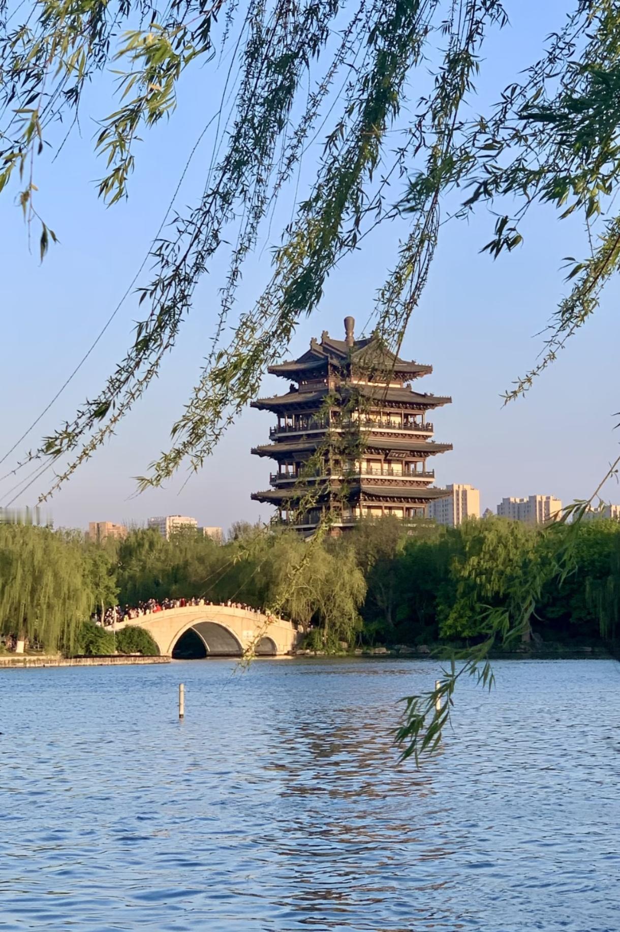 1638年冬，清军十余万围攻济南，守城军民，仅余老弱残兵500人及莱州援军700