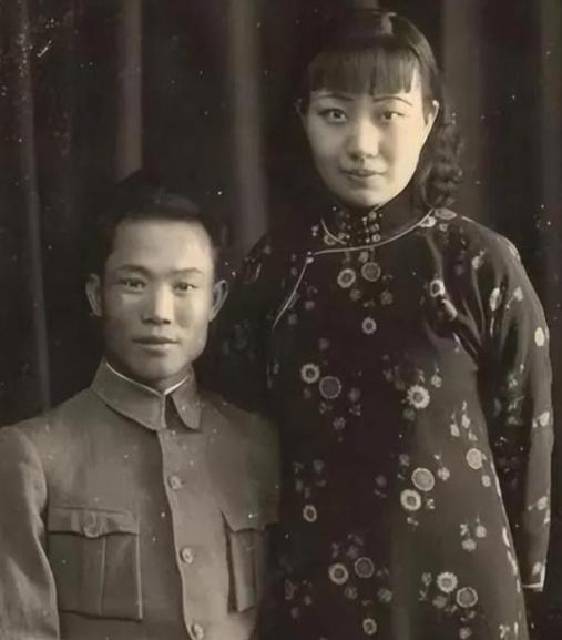 1925年，陈诚回家奔丧。樱花落尽的时节，浙江青田县陈家老宅的灵堂里，七年空