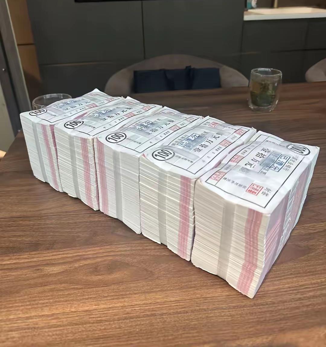 普通人没工作赚钱确实挺难的。就说摆摊，很多年轻人把它当成探索副业的第一步，网上也