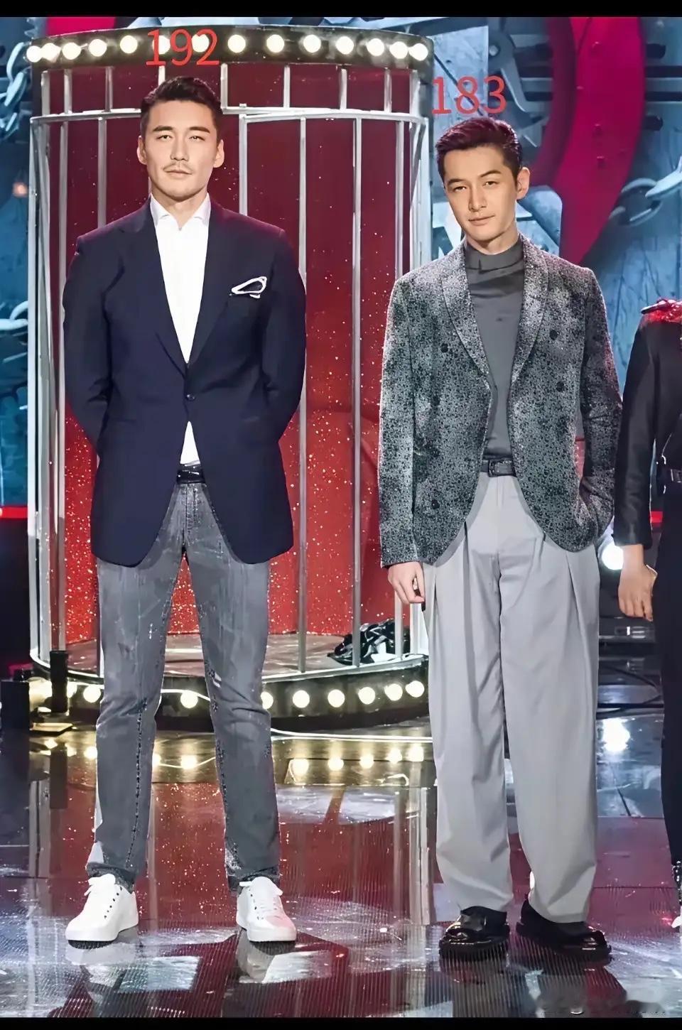 看这张照片50岁的胡兵和胡歌一张合影看状态，胡兵一点也不输给年轻的胡歌啊但